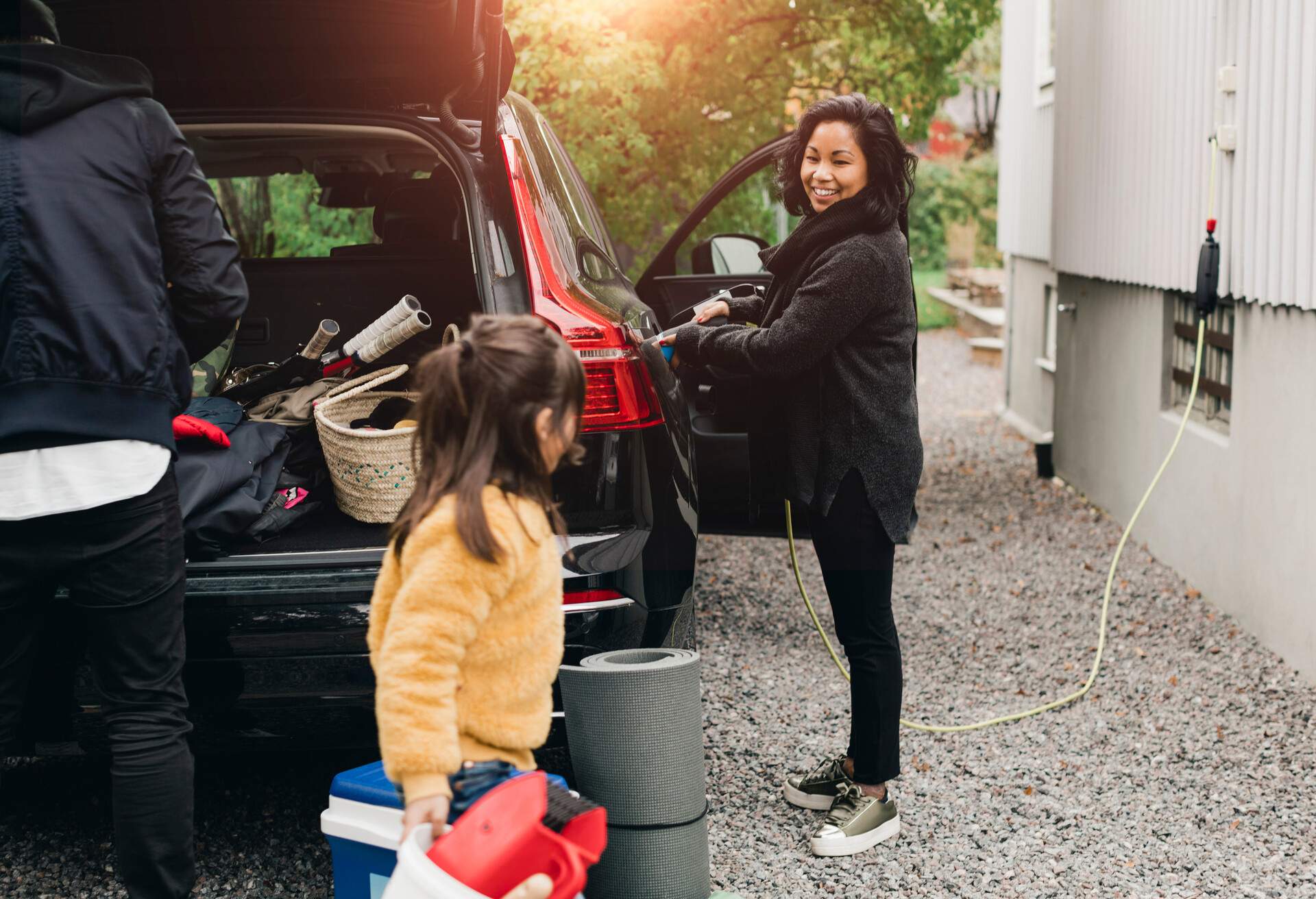 THEME_PEOPLE_PERSON_FAMILY_PARENT_CHILD_VACATION_TRAVEL_CAR_LUGGAGE_SUITCASE_RENTAL_ELECTRIC-CAR-shutterstock-portfolio_1875249034