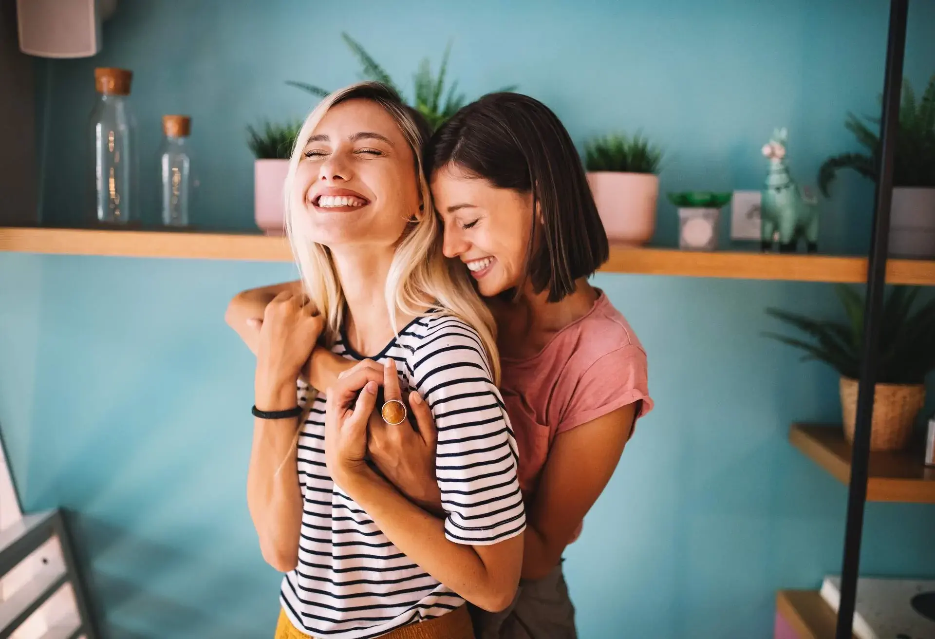 PEOPLE_PERSON_COUPLE_FRIENDS_HOME