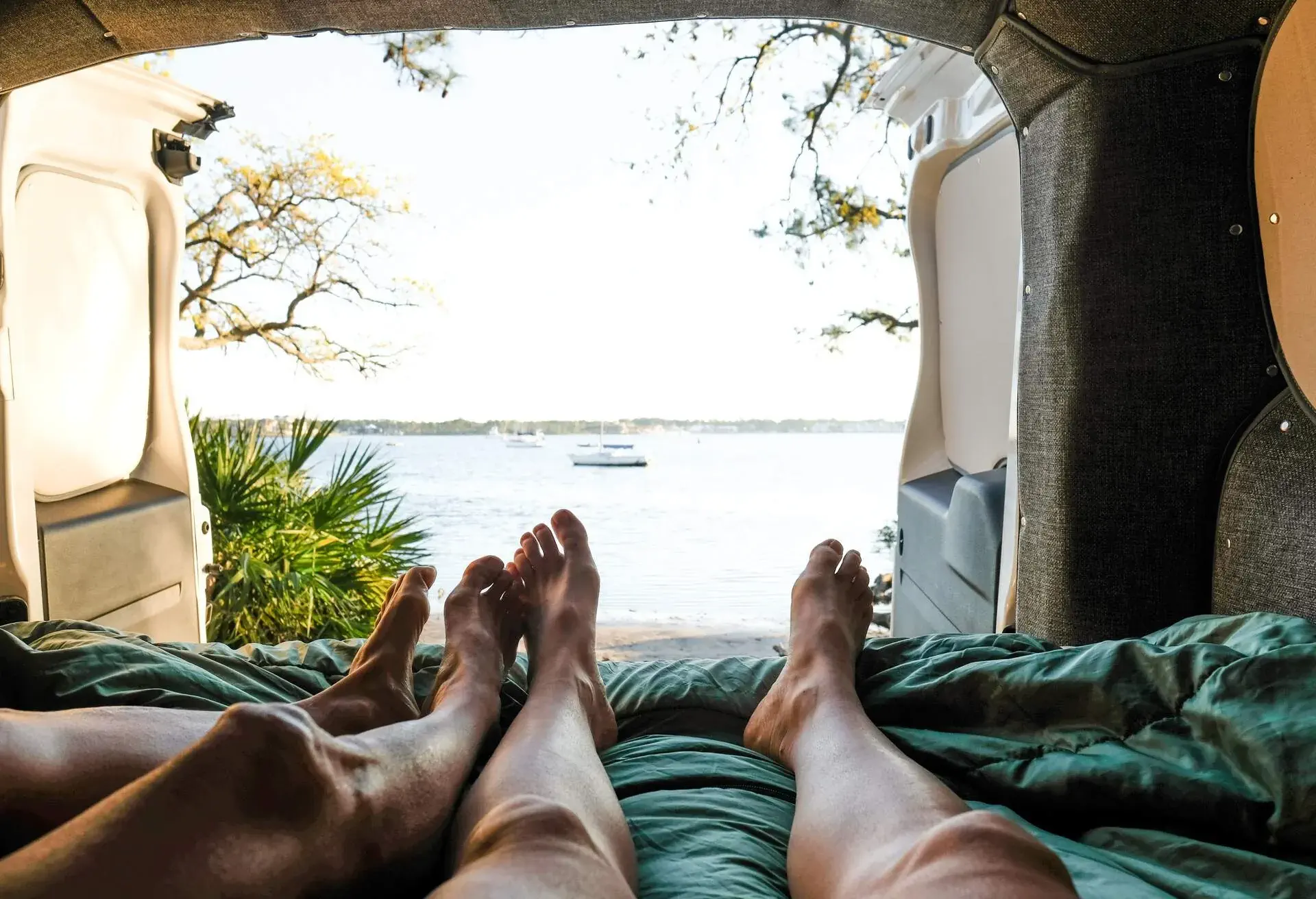 CAR_CAMPER_VAN_PEOPLE_CAMPING_TRAVEL