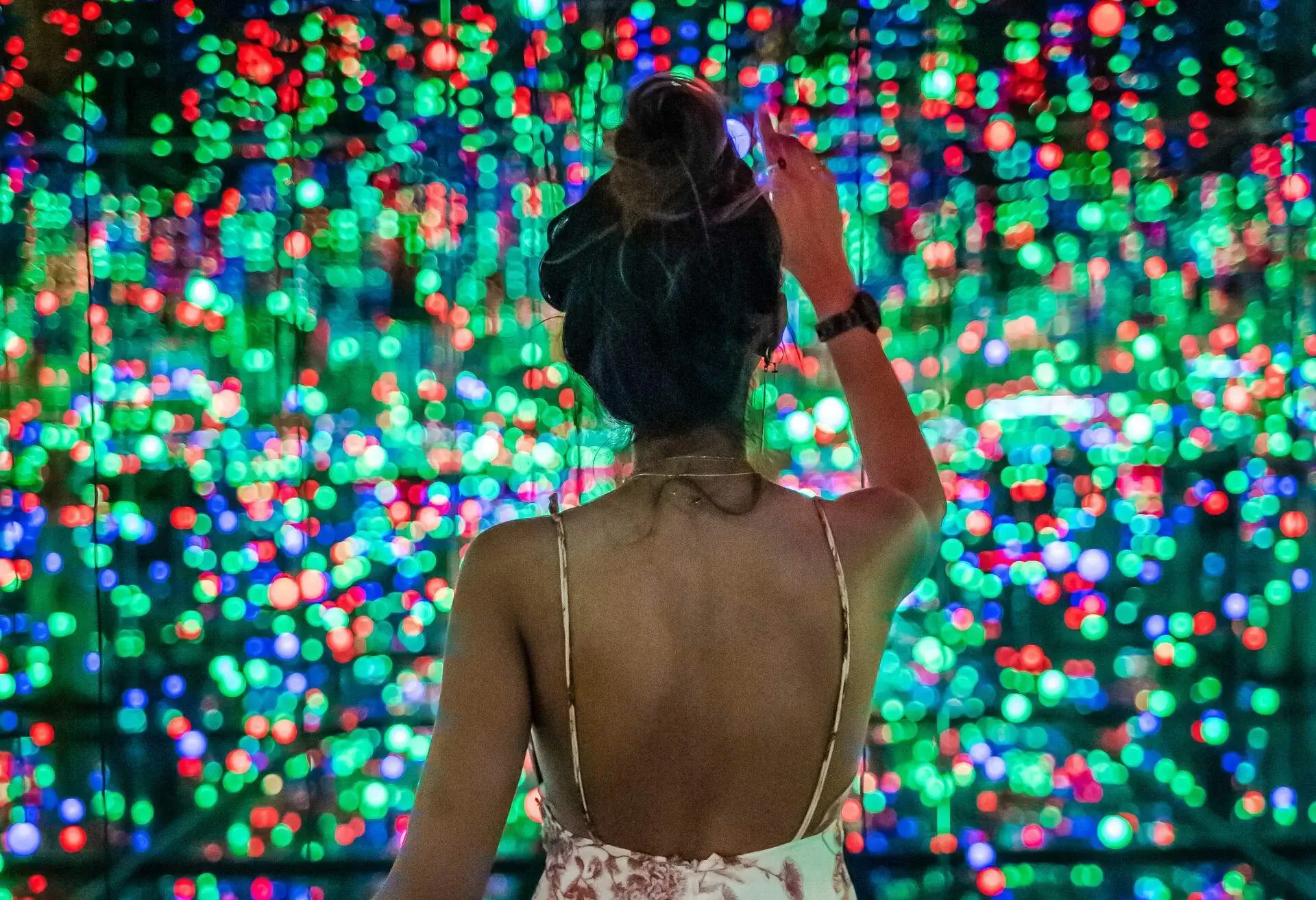 theme_museum_contemporary_gallery_people_woman_gettyimages-1172781927_universal_within-usage-period_83488