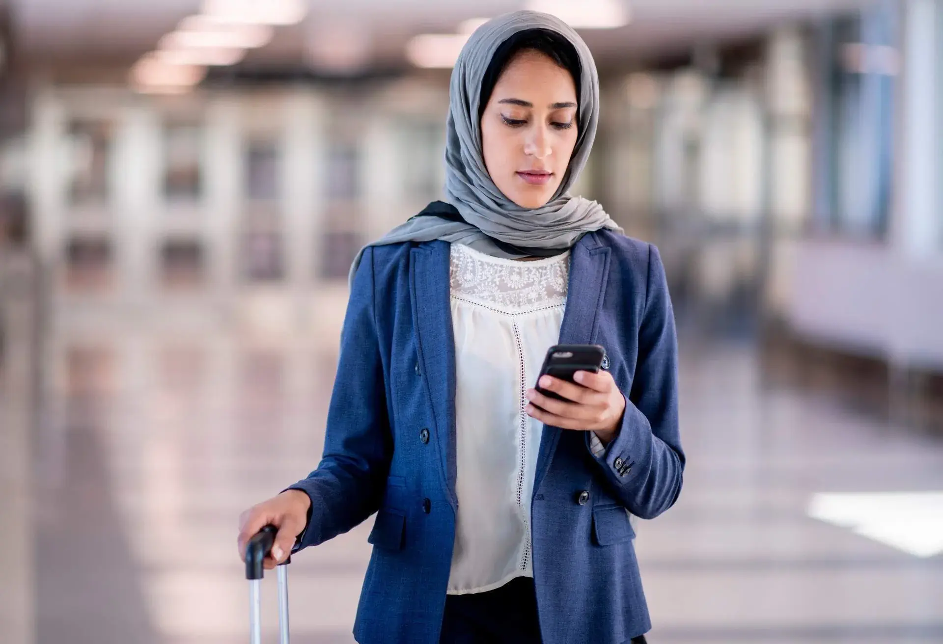 PERSON_TRAVEL-AIRPORT_MOBILE-DEVICE