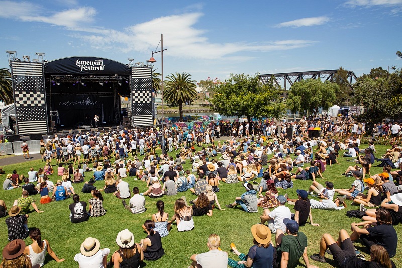 Find fights to the Melbourne Laneway festival