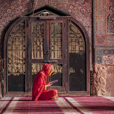 DEST_PAKISTAN_LAHORE_Woman reading inside Wazir Khan mosque_GettyImages-637700852_momondo_Within usage period_36422