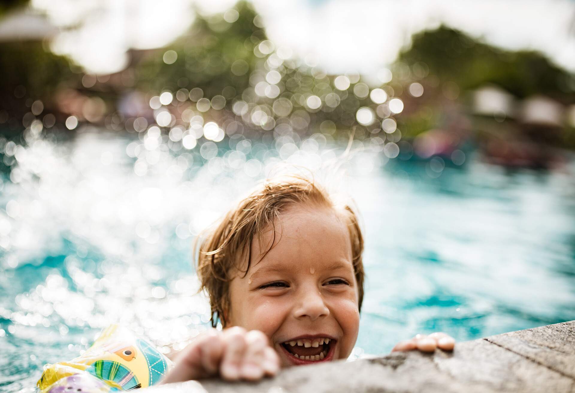 PEOPLE_KID_BOY_SWIMMING_POOL