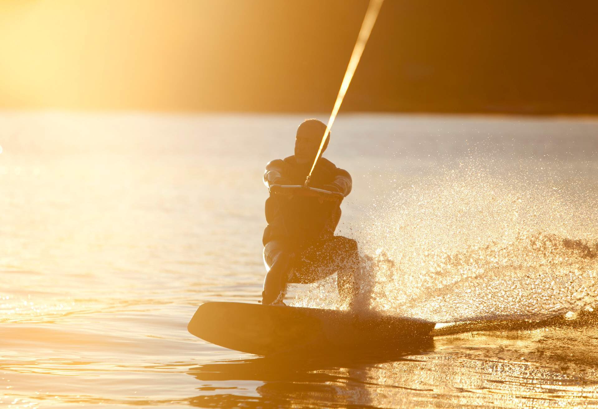 PEOPLE_WAKEBOARD_LAKE