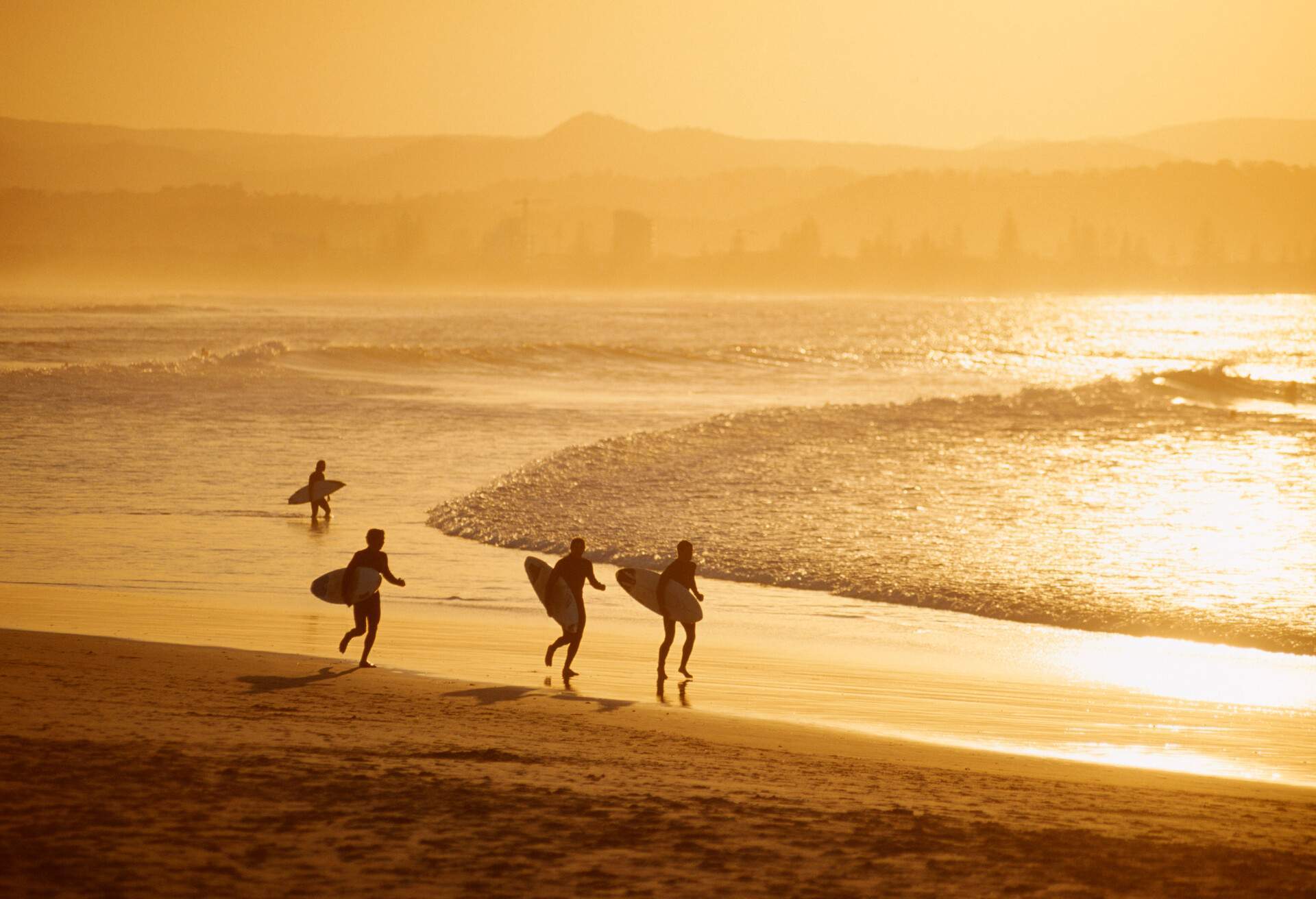 DEST_AUSTRALIA_BRISBANE_SURFERS_BEACH_GettyImages-535882197