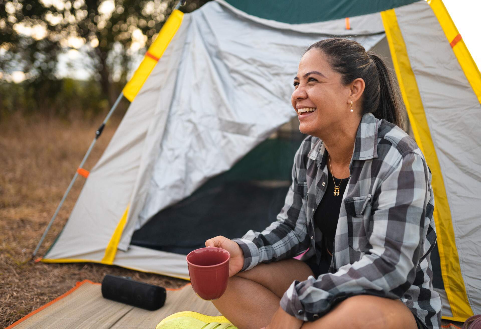 CAMPING_TENT_WOMAN