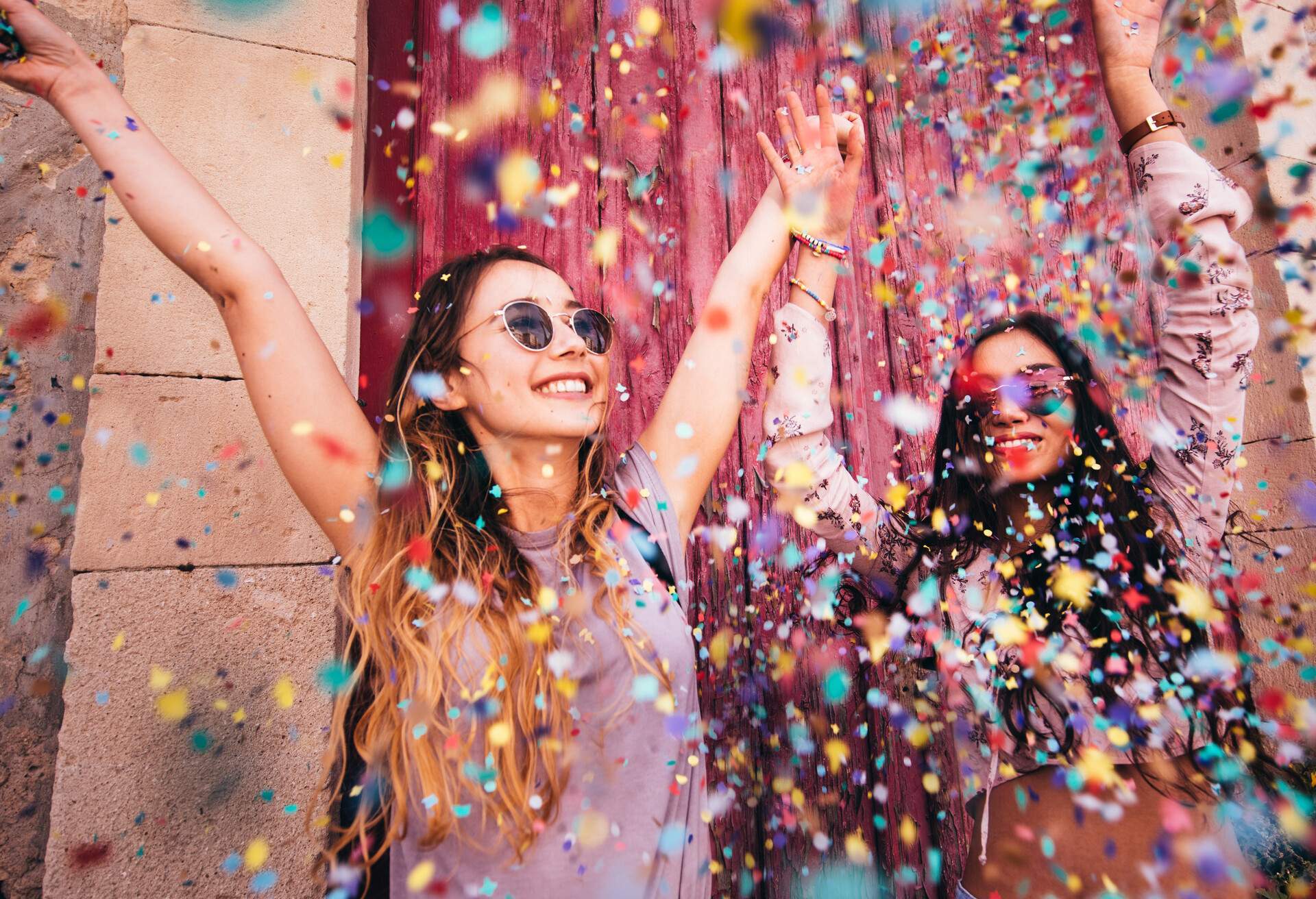 THEME_PARTY_STREET_FESTIVAL_PEOPLE_FRIENDS_GettyImages-699427744