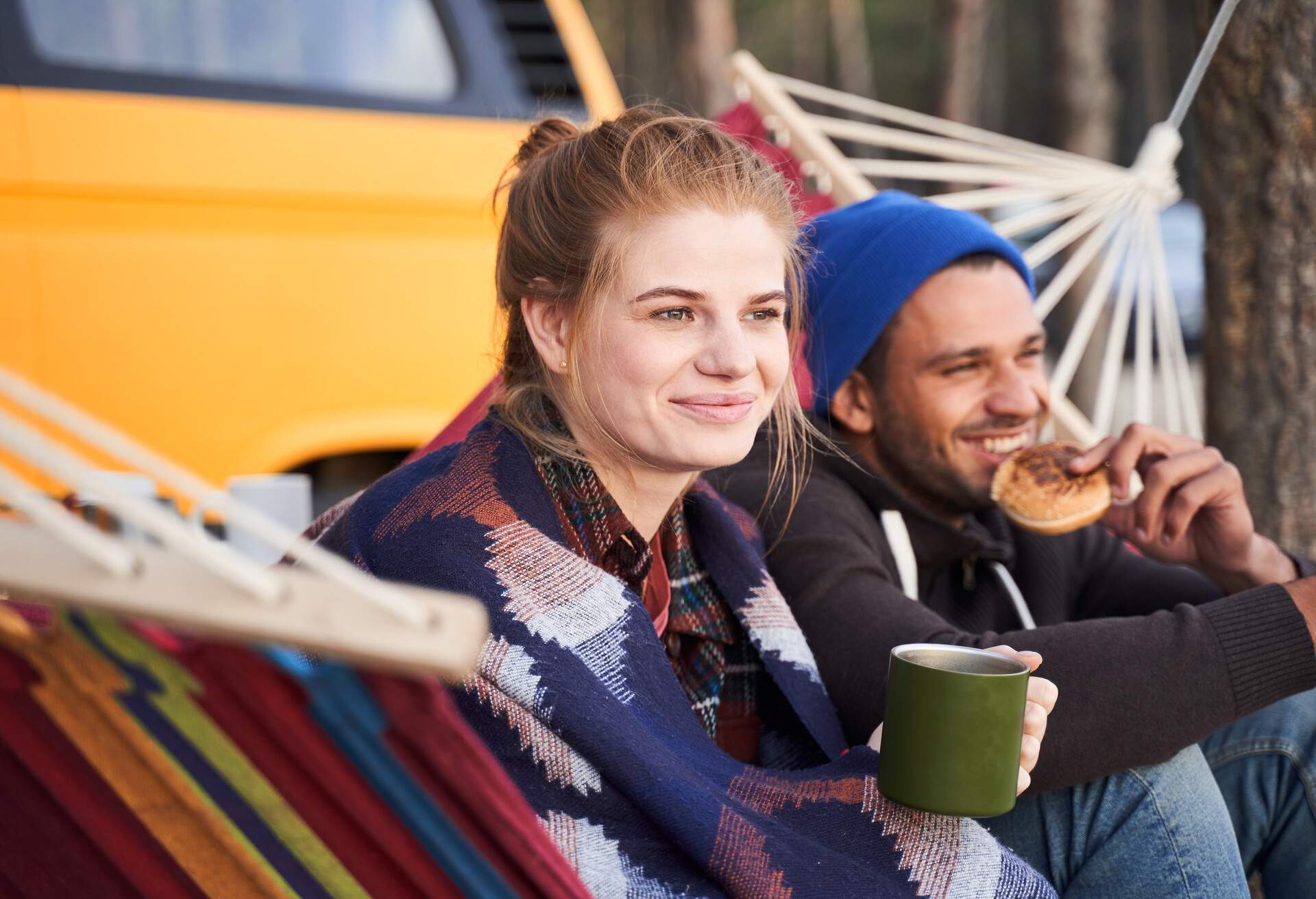 PEOPLE_COUPLE_HAMMOCK_CAMPING