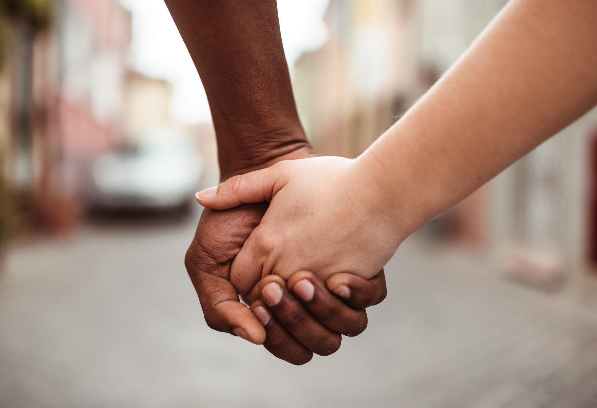 PEOPLE_COUPLE_HOLDING_HANDS