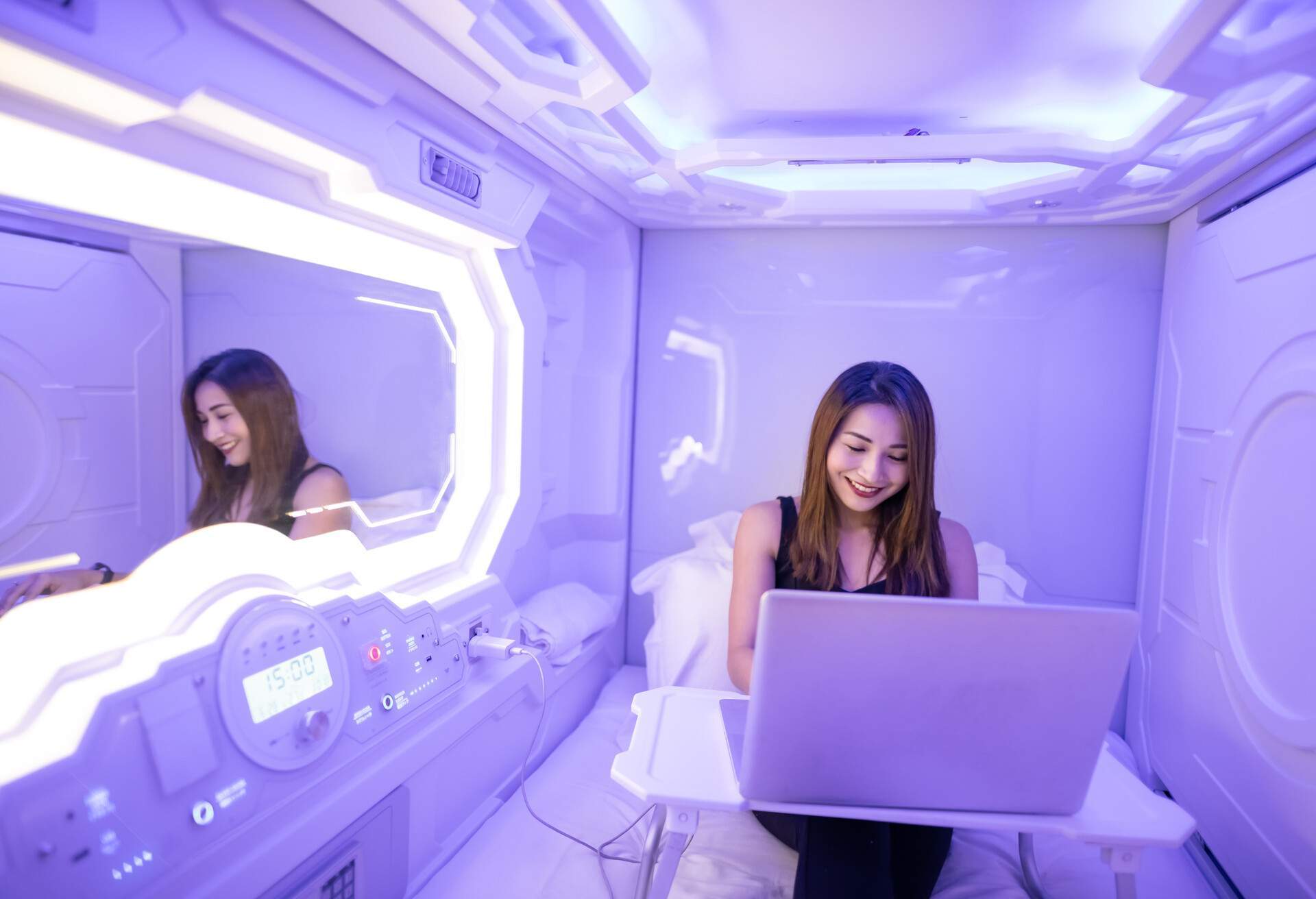 PEOPLE_TOURIST-IN-A-CAPSULE-HOTEL-CABIN