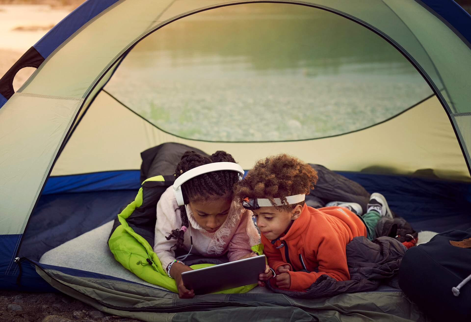 TRAVEL_PEOPLE_KIDS_CAMPING_CAMP_TENT_OUTDOORS_VACATION