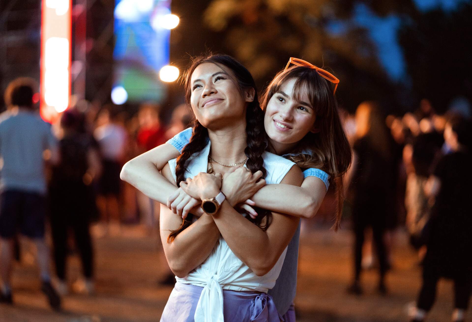 FESTIVAL_OUTDOOR_WOMEN_HUGGING