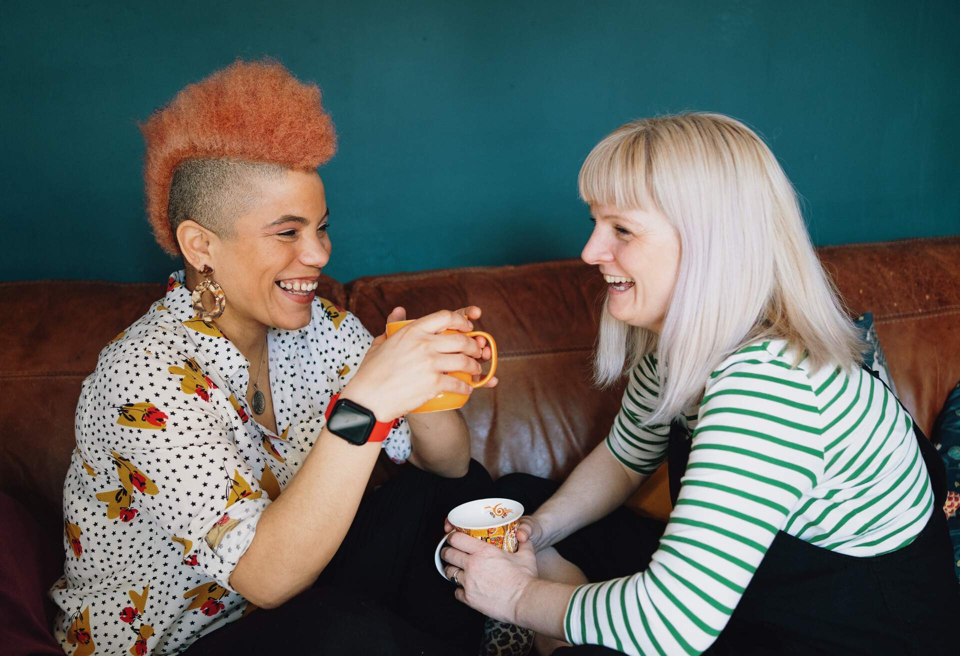 FRIENDS_DRINKING_TEA