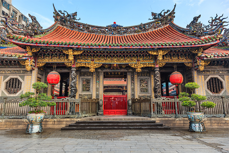 Longshan Temple, Taipei, Taiwan - Pray for Love Colourful roof and decorations at Longshan Temple, Taipei, Taiwan
