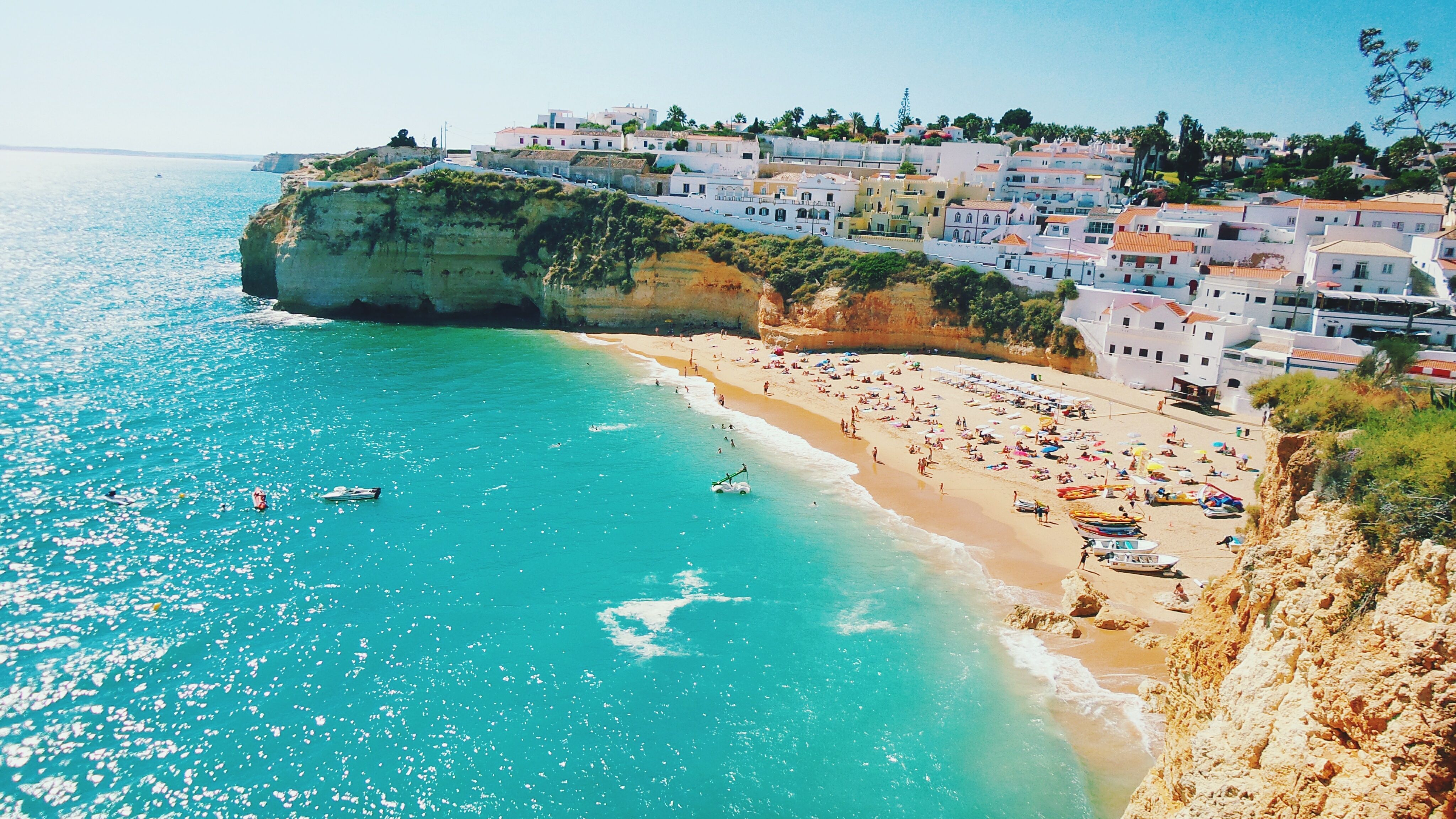 Praia do Carvoeiro hotels