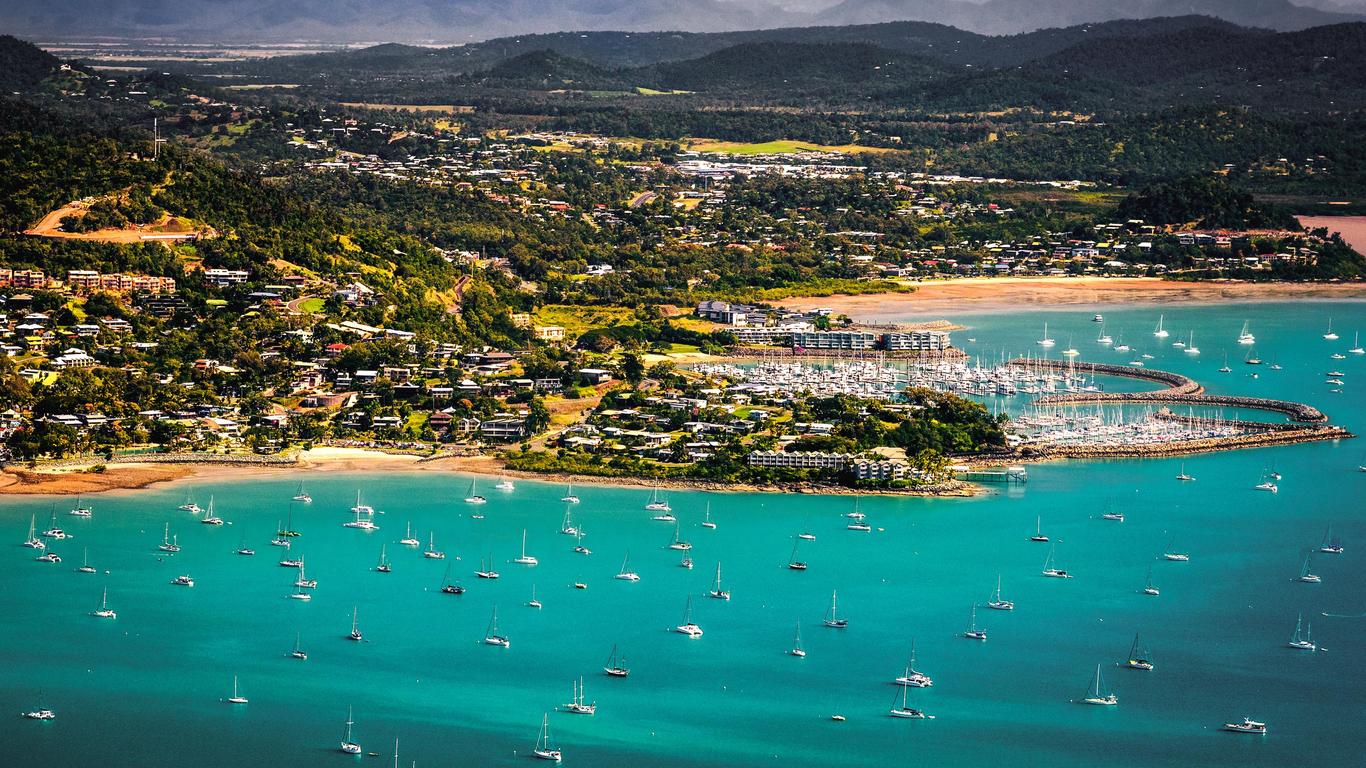 travel to airlie beach from melbourne