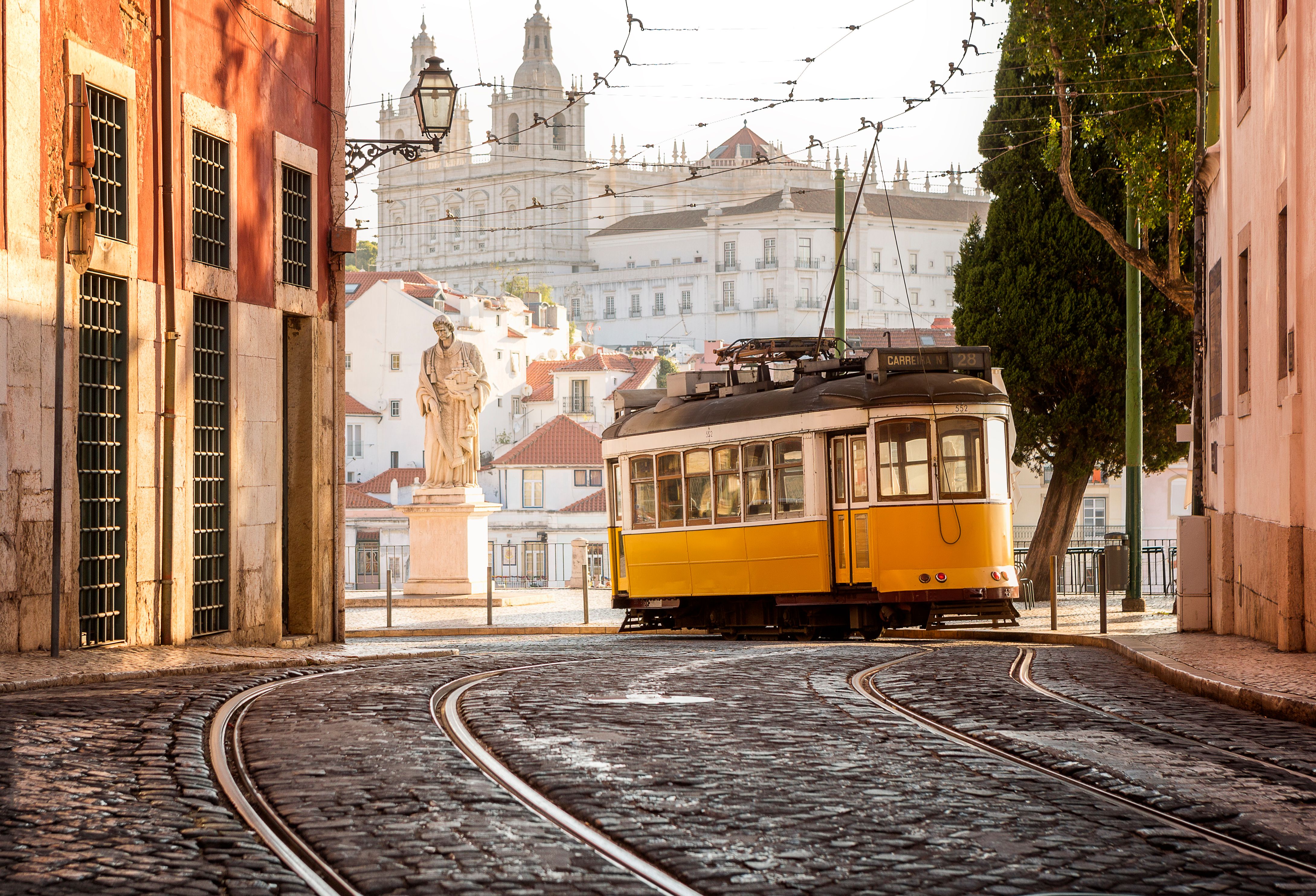 Find cheap flights from Melbourne to Lisbon