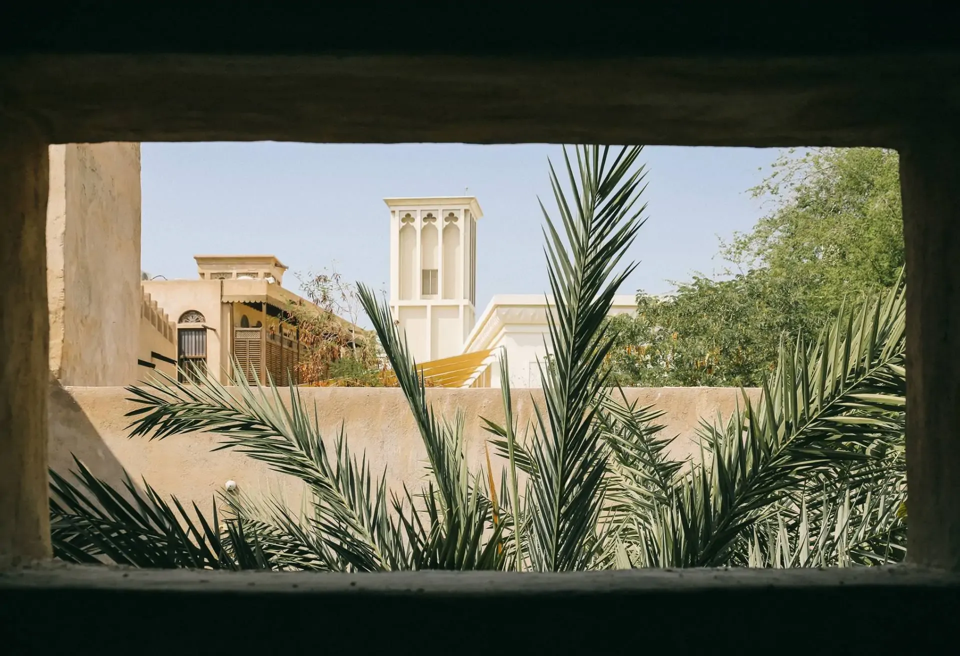 lp_localcard3_1920x1312_dubai