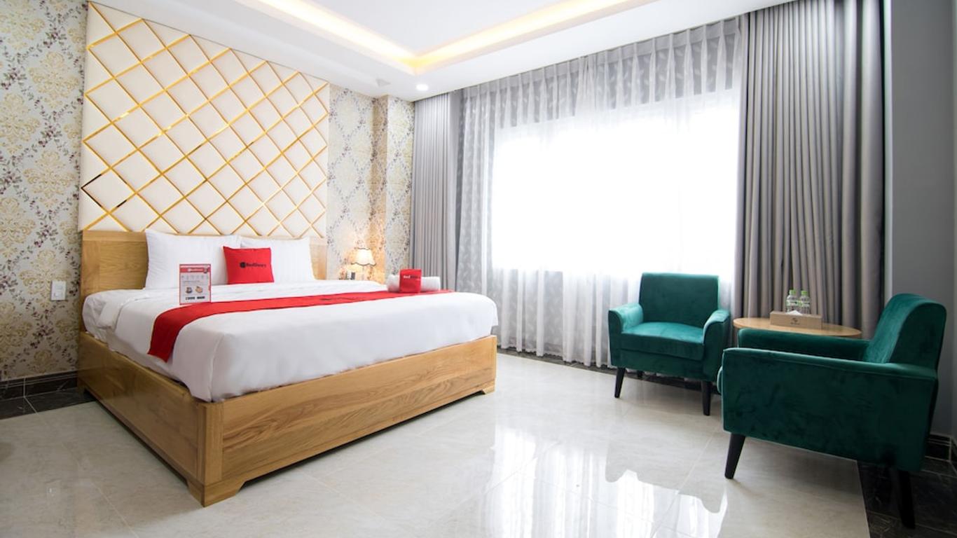 RedDoorz Plus near Tan Son Nhat Airport 2