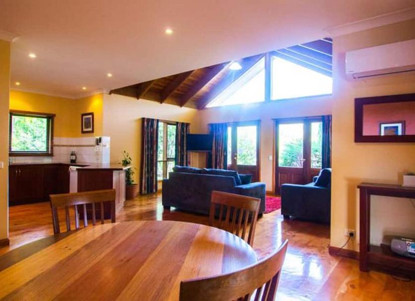 Dining room Photo