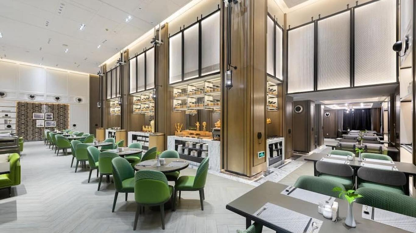 Golden Phoenix Sea View Hotel