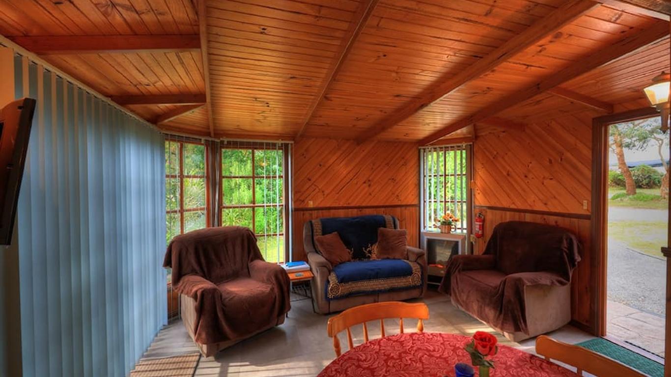 Stanley Lakeside Spa Cabins
