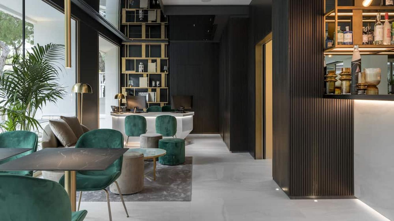 We Me Suite Hotel