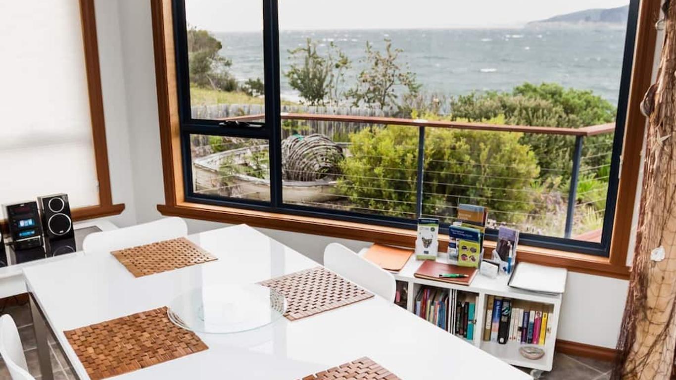 Larus Waterfront Cottage