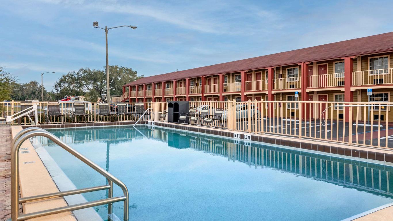 Econo Lodge Inn & Suites Maingate Central