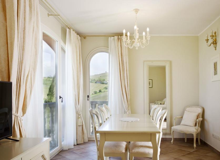 Dining room Photo