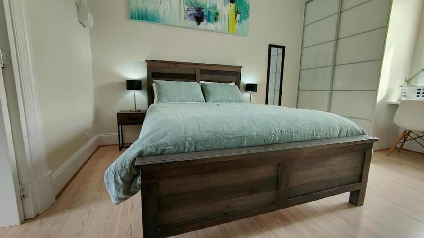 Smugglers Inn Studio Apartments