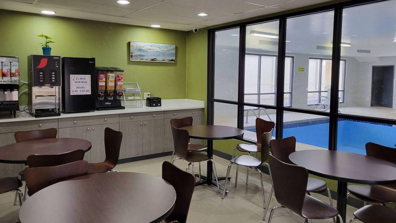 Super 8 by Wyndham Aurora/Naperville Area