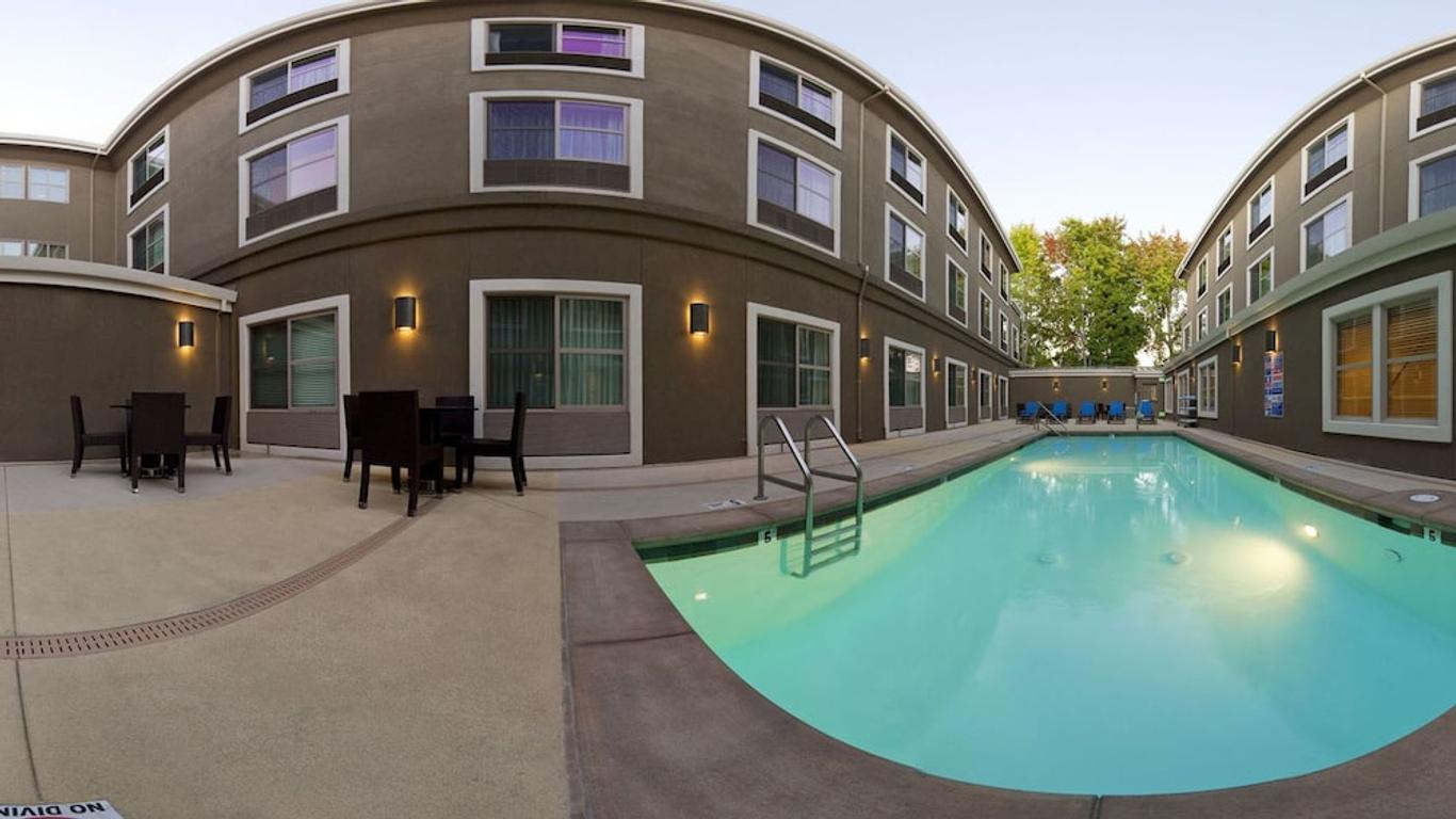 Holiday Inn Express Hotel & Suites Santa Cruz, An IHG Hotel