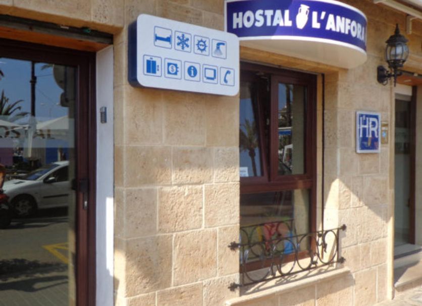 Hotel entrance Photo