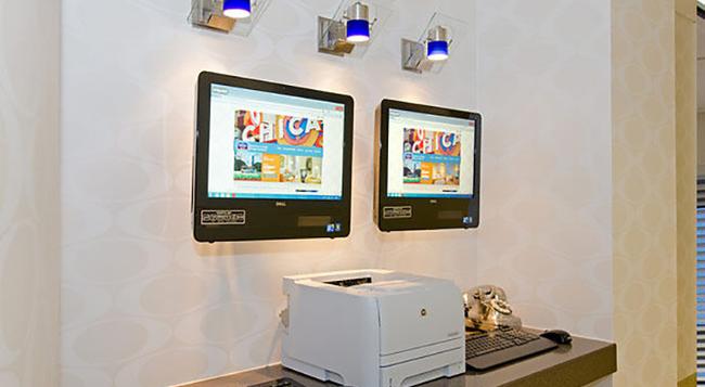 Fairfield Inn and Suites by Marriott Chicago Downtown Magnificent Mile - Chicago - Business centre