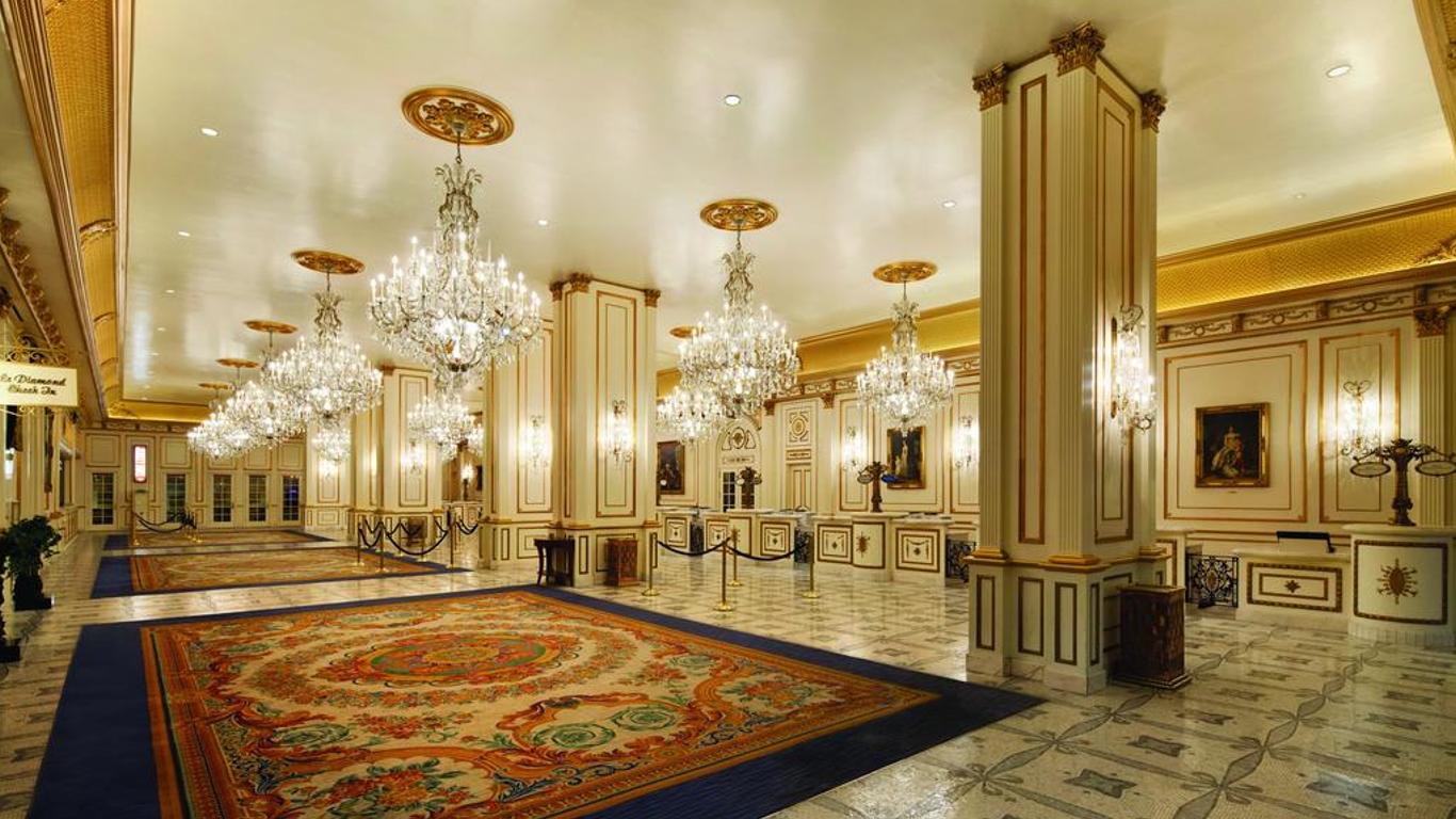 Burgundy Executive Suite, 2 Queens - Picture of Paris Las Vegas Hotel &  Casino, Paradise - Tripadvisor