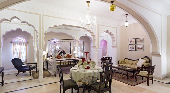 Alsisar Mahal - A Heritage Hotel - Alsīsar - Bedroom